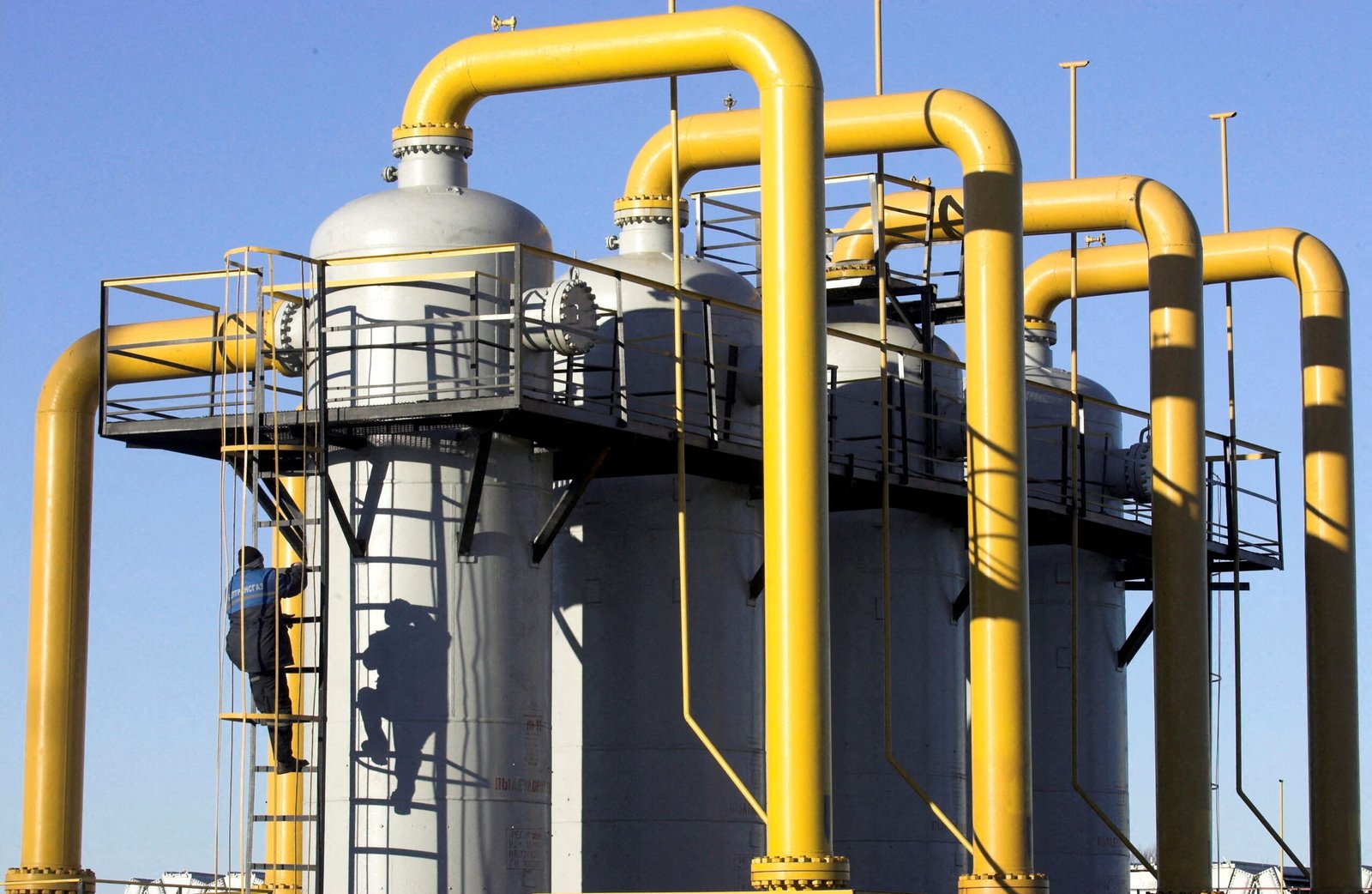 FILE PHOTO: A worker climbs a cylinder at a gas compressor station at the Yamal-Europe pipeline near Nesvizh, some 130 km (81 miles) southwest of Minsk December 29, 2006. REUTERS/Vasily Fedosenko/File Photo